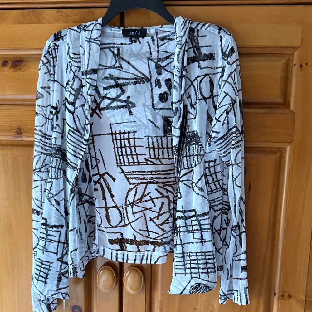 Comfy USA Monochrome Graphic Top